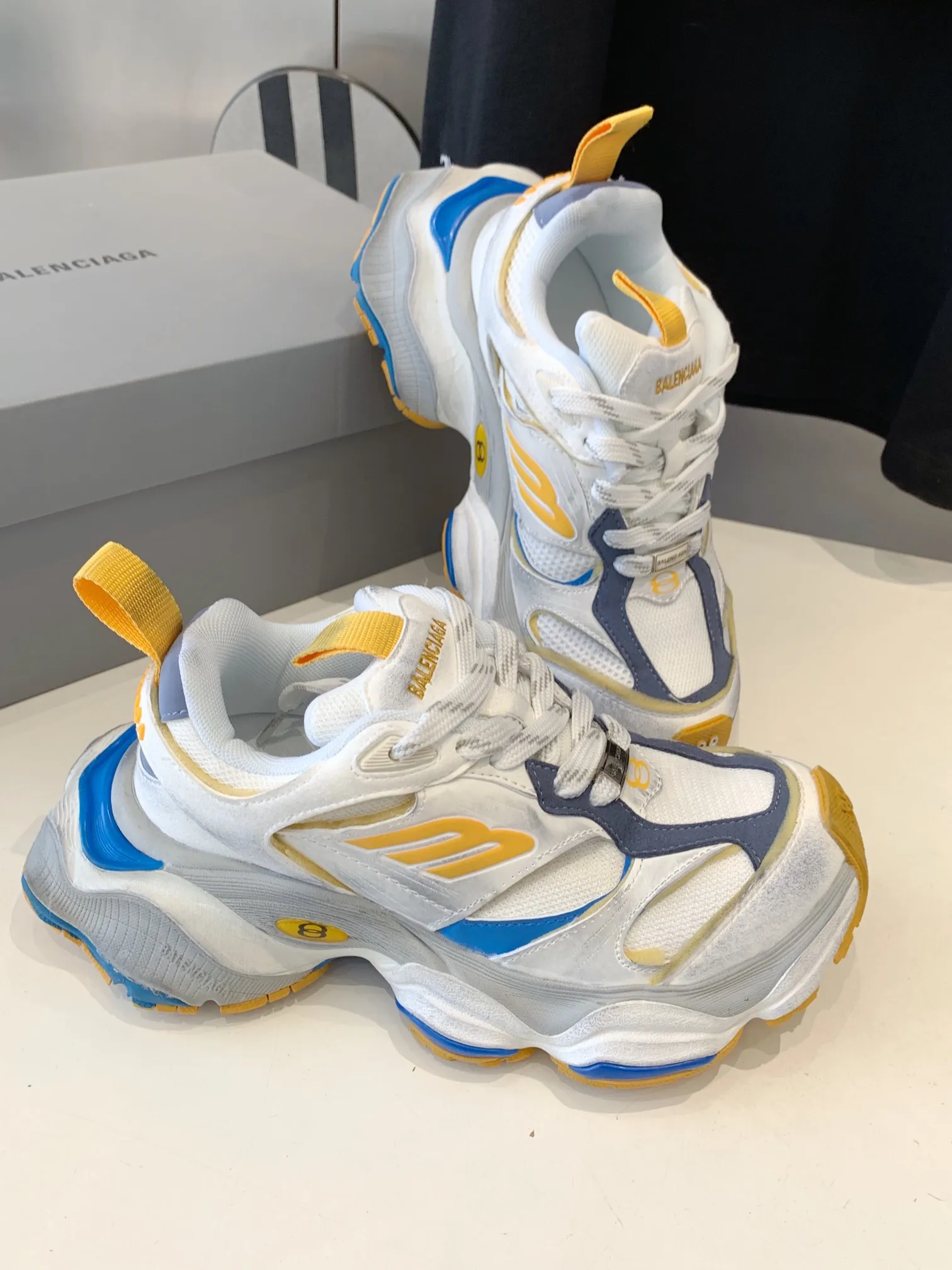 👟👟Ex-factory price 820👟👟 Paris 5XL correct version Balenciaga CARGO 23ss catwalk style 🔺 ℹ️The distressing process is done by hand. The degree of distress, scratch size and range of each shoe has a certain difference, which is normal. The upper is filled with high-density imported sponge, and the tongue is embroidered with Balenciaga words, as well as small engraving details. This plaque is developed by a separate mold, and there is 3M reflective material on the side. The three-dimensional logo and size mark on the heel, accessories dust bag and included shoelaces are upgraded and thickened shoe boxes. They are all made of original files and original lasts. CNC developed 1:1 proportion weight. Original EVA environmentally friendly deodorizing ring type insole. Newly developed 7-layer private mold. Combined anti-slip outsole. Information ℹ️ A large version design that has become more popular in recent years. This cargo is fatter than 3xl. It has a very good wrapping feel and is also very retro and fashionable. The sole is definitely very wear-resistant. Size: 35 -46